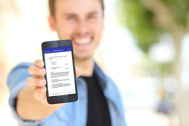 Mitarbeiter zeigt Handy mit DocuWare Mobile App, darin angezeigt ein Dokument